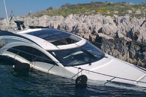 Pijavica/Trogir, 3. travnja 2011 - motorna jahta „Marquis“ u ranim jutarnjim satima nasukala se u trogirskom zaljevu